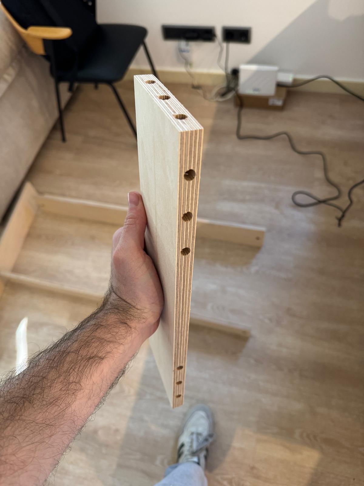 Detalle de los taladros realizados en el canto de una pieza de madera