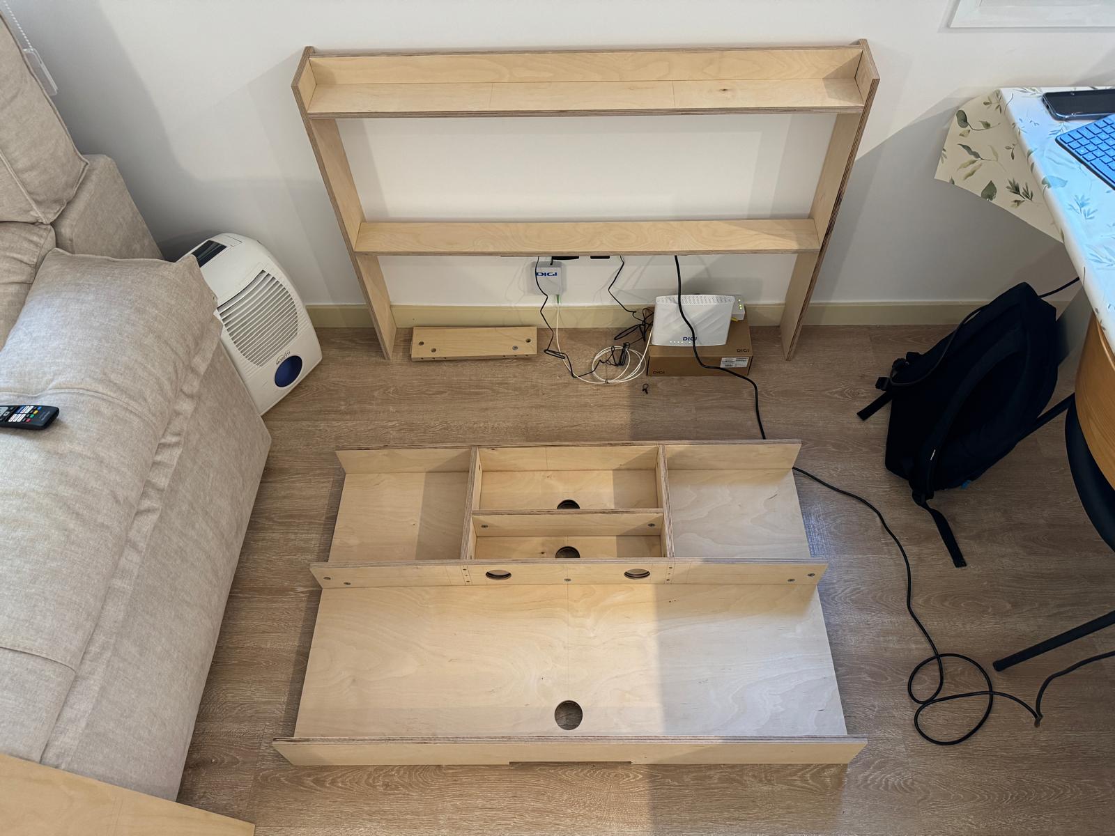 Los dos módulos de madera dispuestos durante el montaje