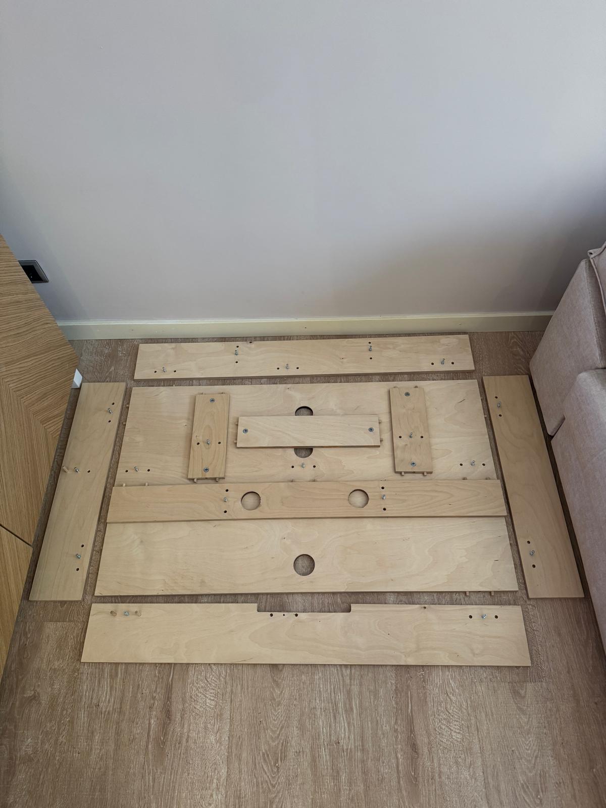 Tableros de madera cortados y preparados antes del montaje